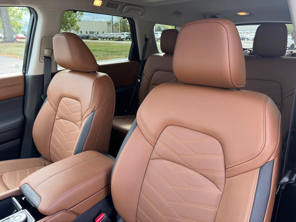 2025 Nissan Pathfinder Platinum photo 14