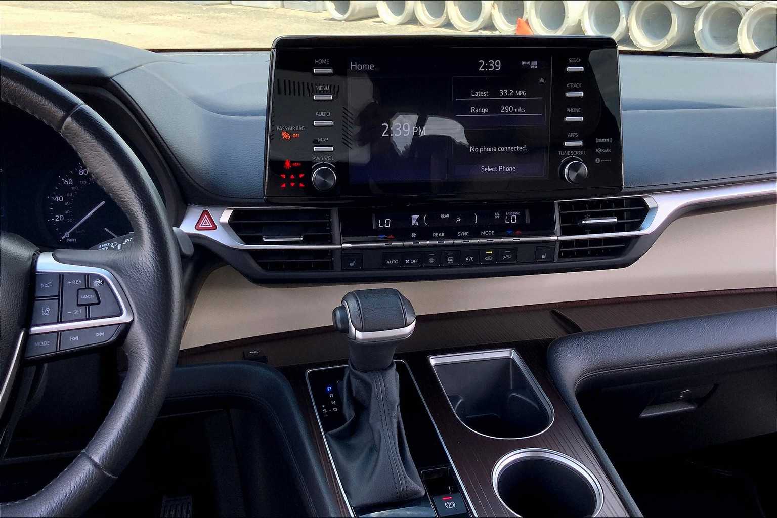 2023 Toyota Sienna XLE photo 6