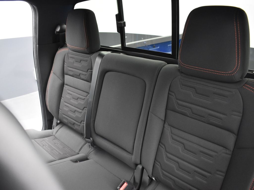 2025 Nissan Frontier photo 14