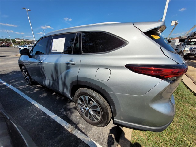 2022 Toyota Highlander XLE photo 3