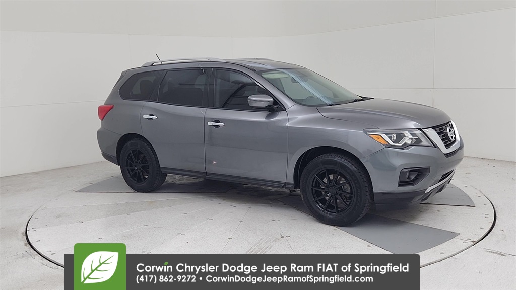 2017 Nissan Pathfinder SV photo 2