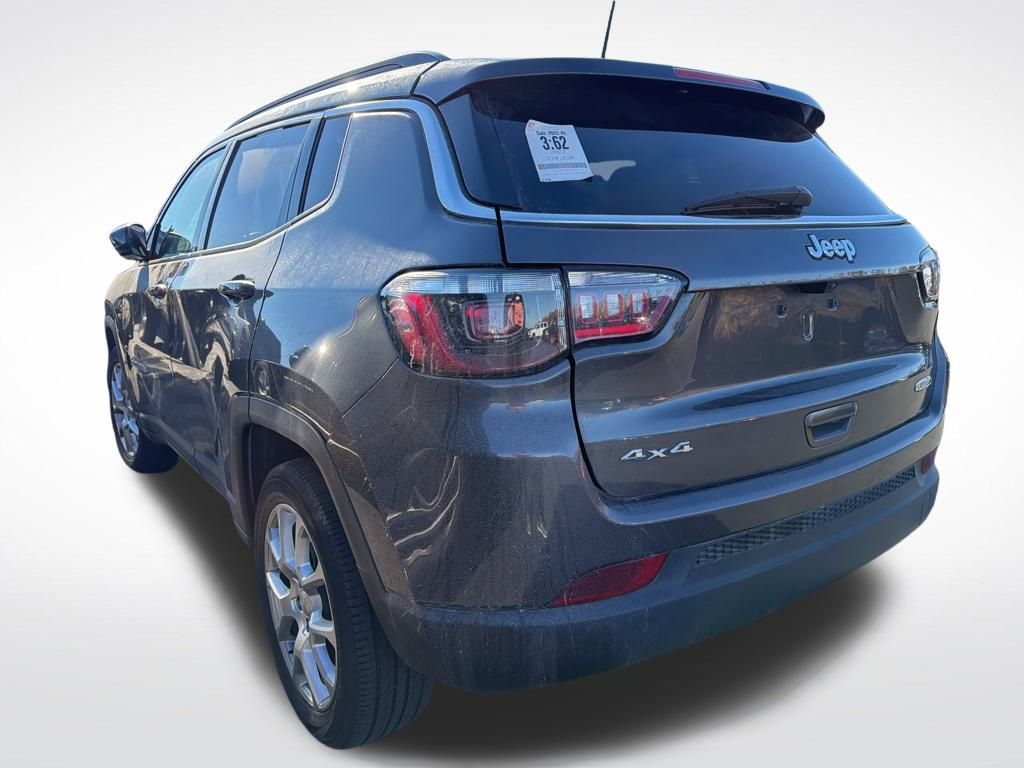 2022 Jeep Compass Latitude Lux photo 3