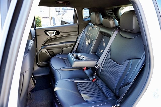 New 2026 Bright White Clear-Coat Exterior Paint Jeep Latitude image 19