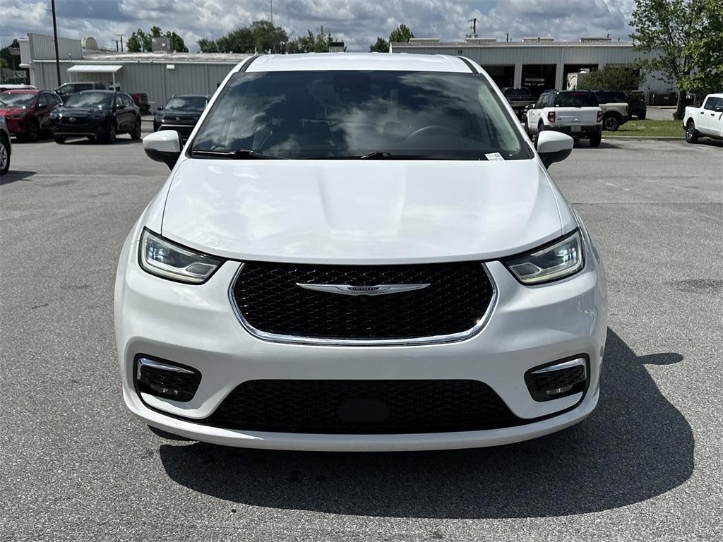 2023 Chrysler Pacifica Touring L photo 3