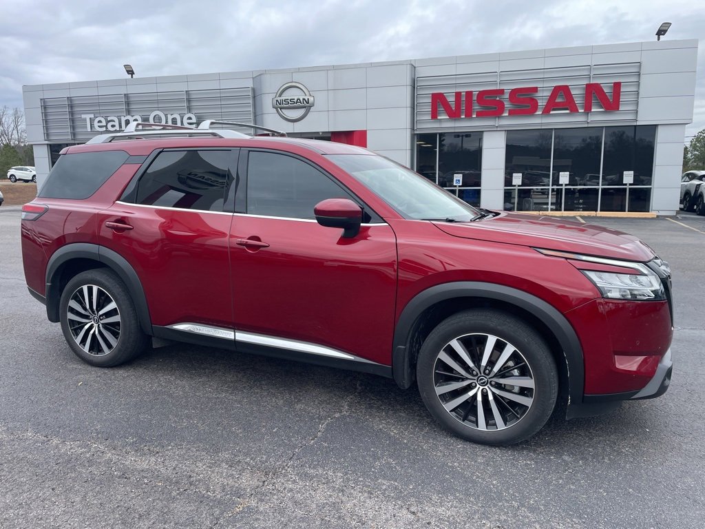 2024 Nissan Pathfinder Platinum's photo