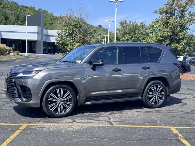 2023 Lexus LX 600 Luxury photo 3