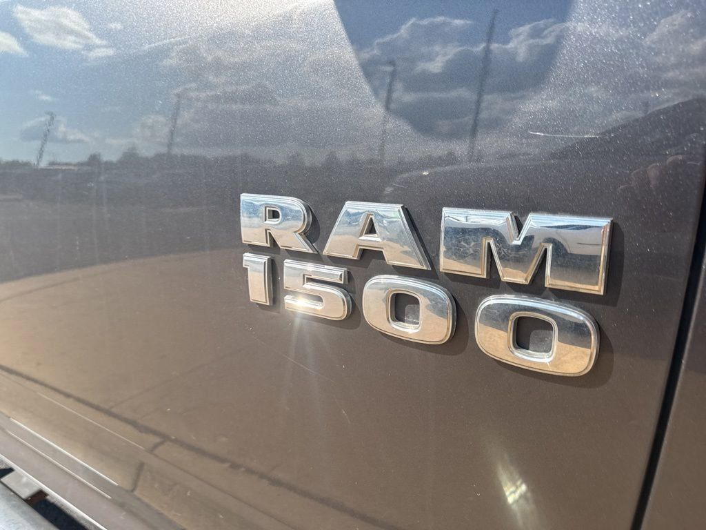 2016 Ram 1500 SLT photo 3