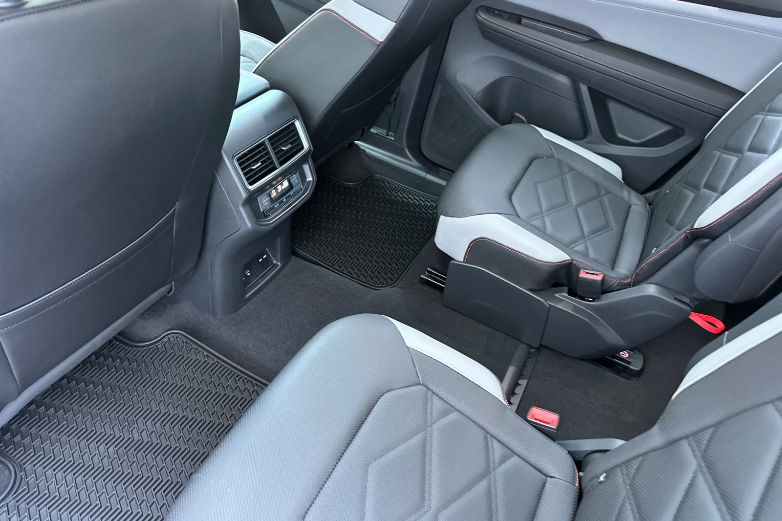 2025 Volkswagen Atlas Peak Edition SE photo 10