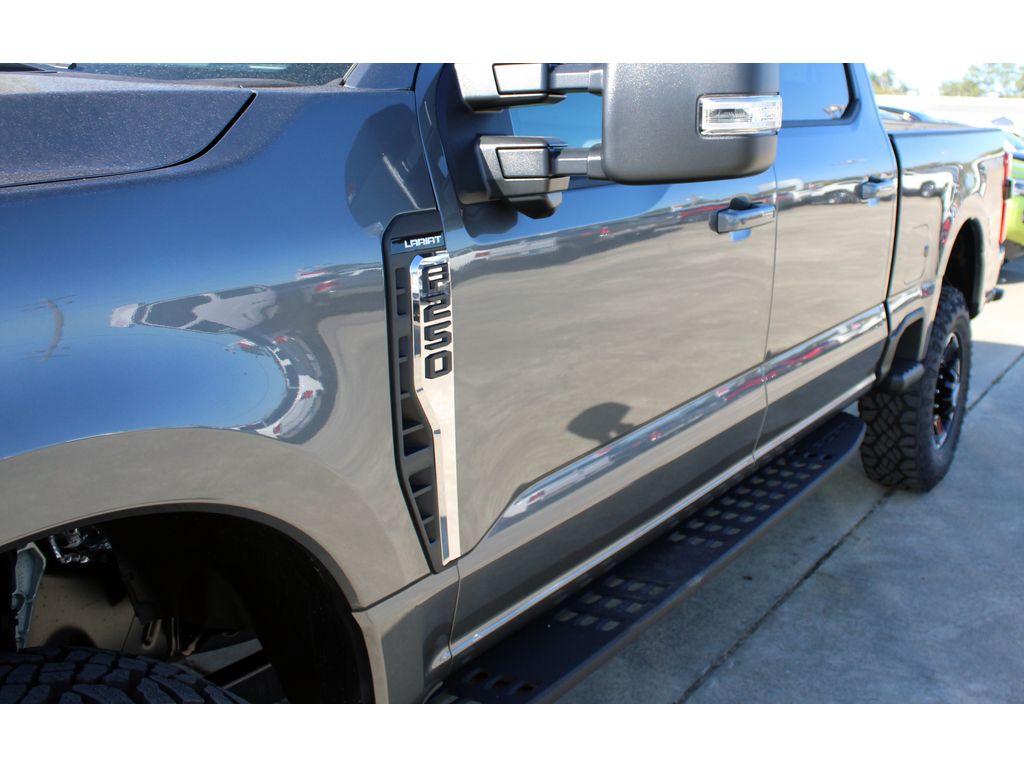 2026 Ford F-250 Lariat photo 2