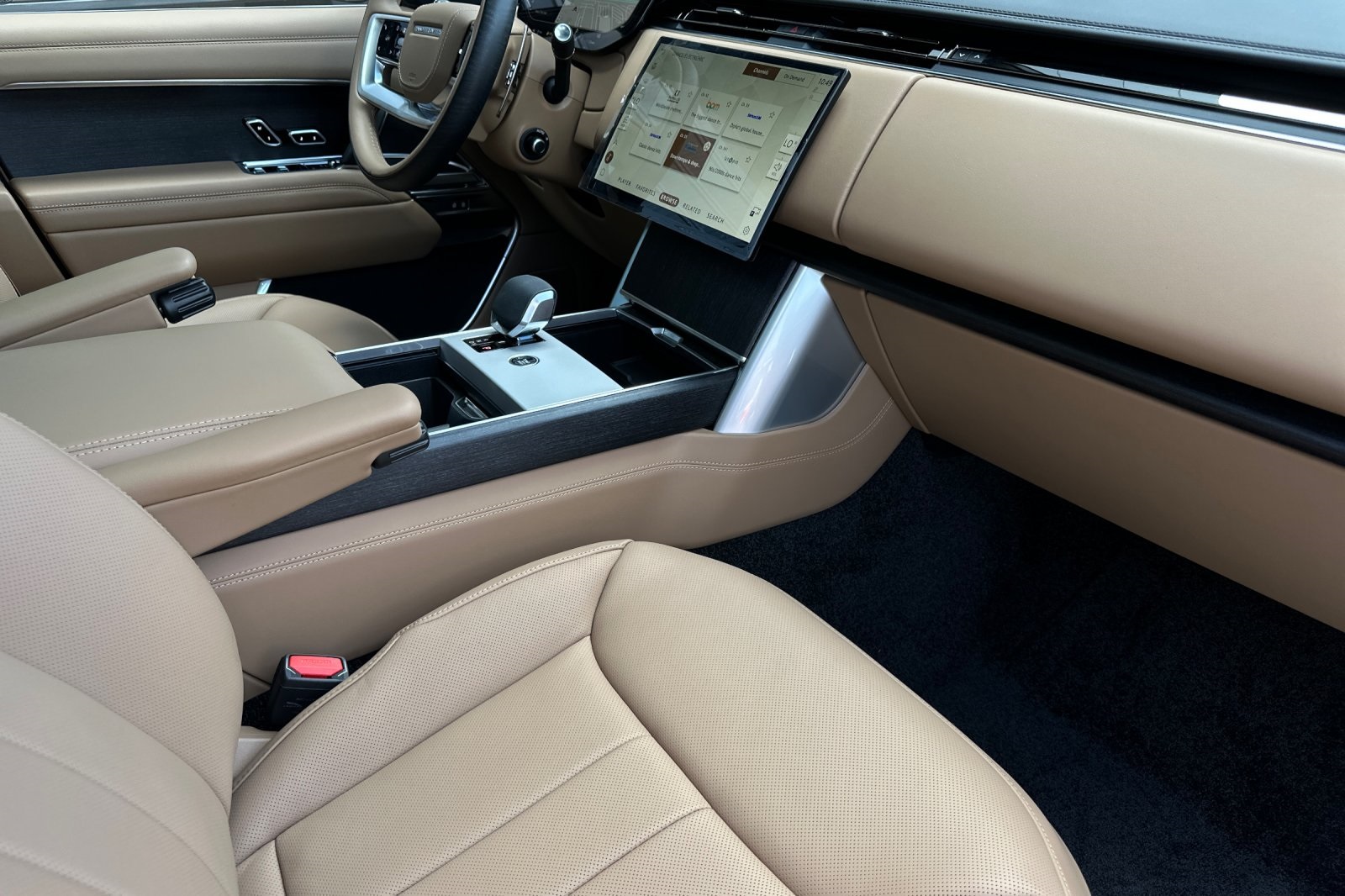 2025 Land Rover Range Rover SE photo 18