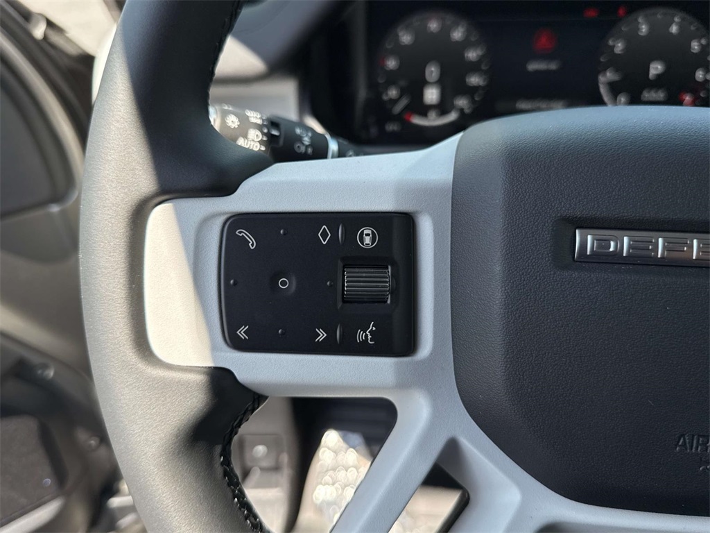 2025 Land Rover Defender 110 S photo 8
