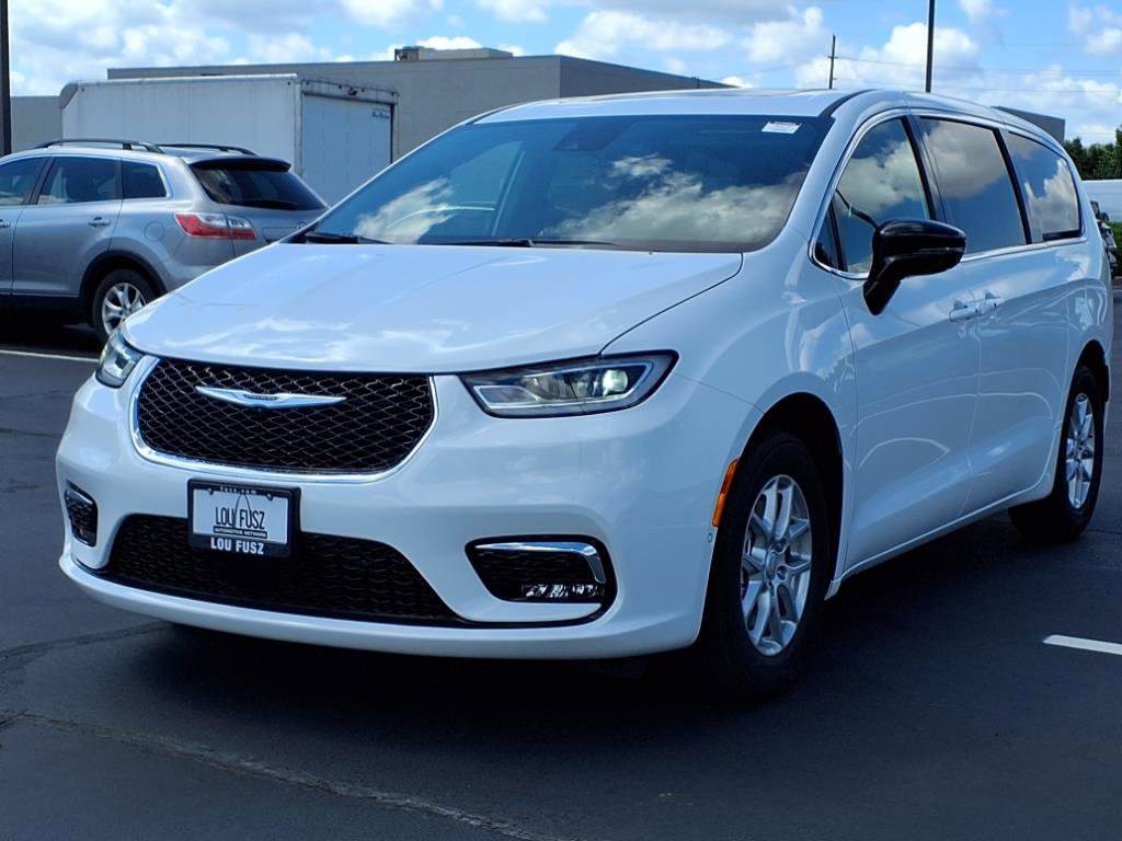 2026 Chrysler Pacifica photo 2