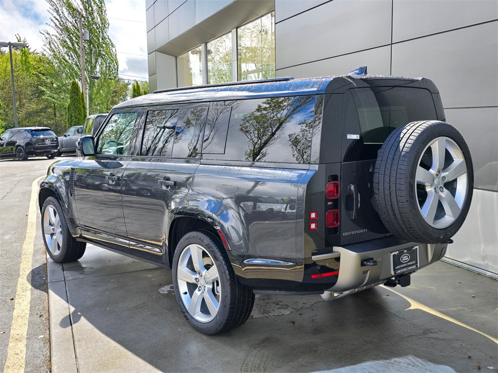 2025 Land Rover Defender 130 X-Dynamic SE photo 5