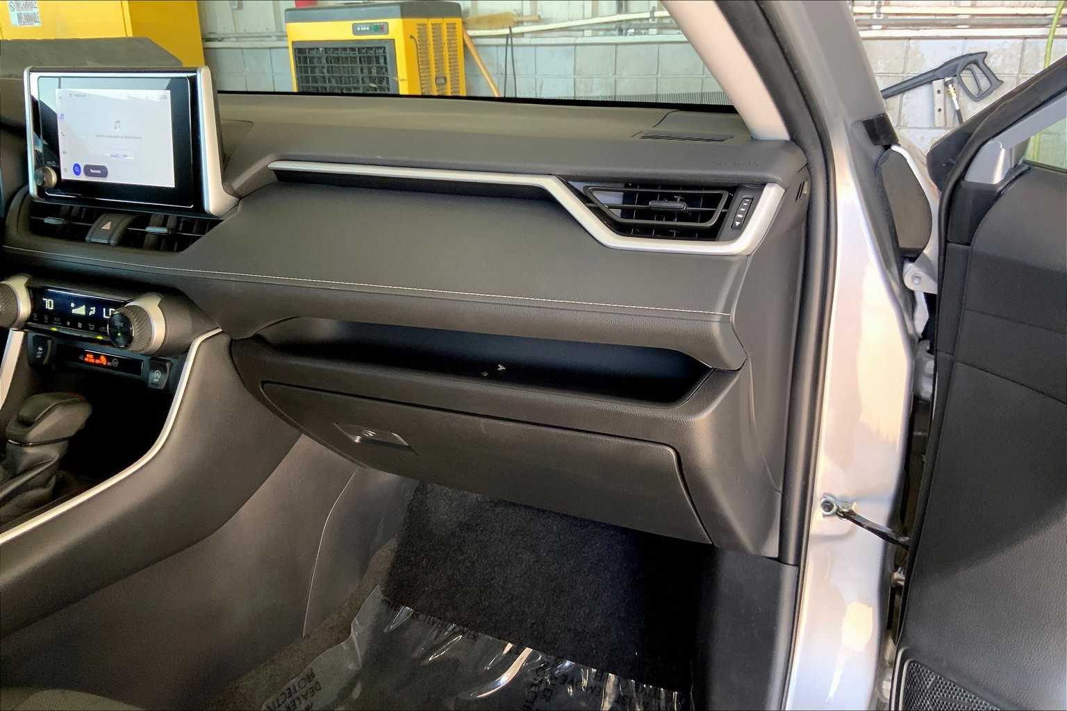 2024 Toyota RAV4 XLE photo 17