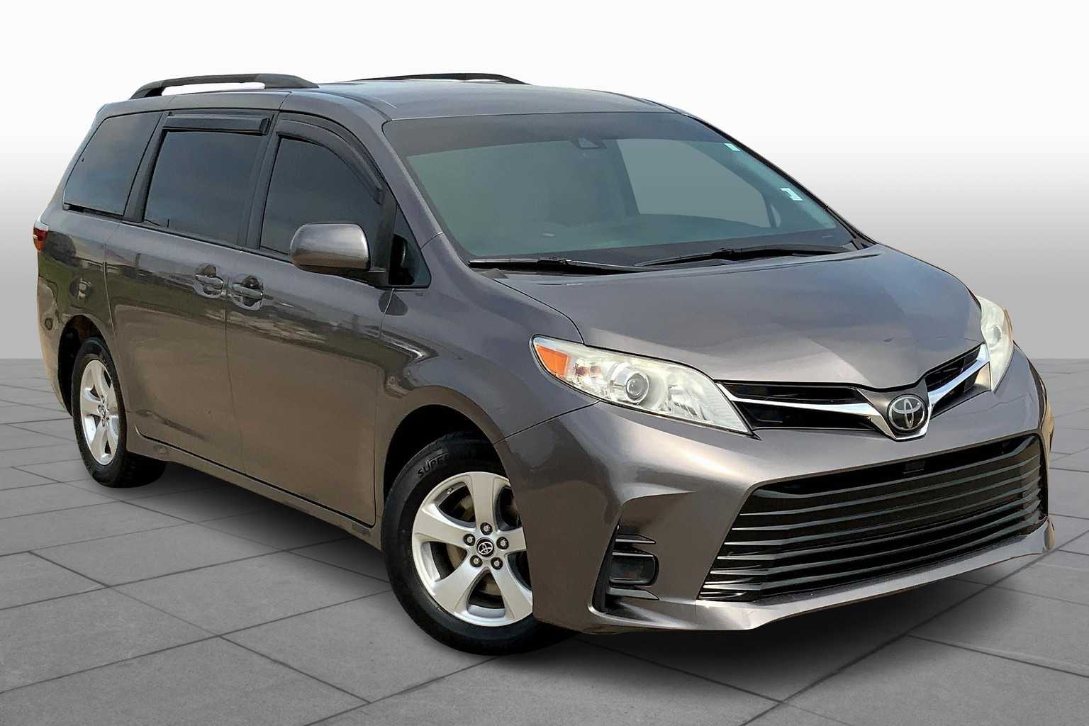 2020 Toyota Sienna LE photo 2
