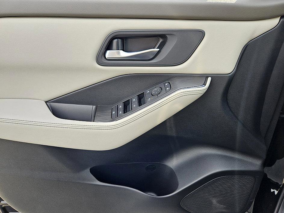 2025 Nissan Rogue SV photo 27