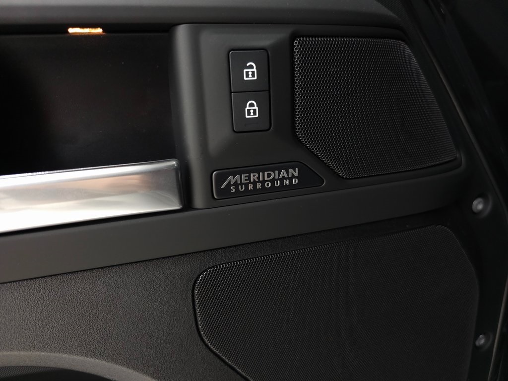 2025 Land Rover Defender 110 X-Dynamic SE photo 11