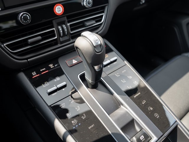 2026 Porsche Macan T photo 23