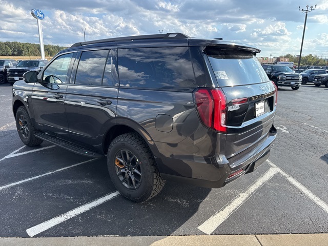 2025 Ford Expedition photo 3