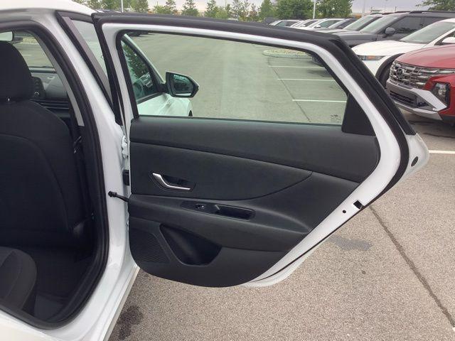 2025 Hyundai Elantra SE photo 29