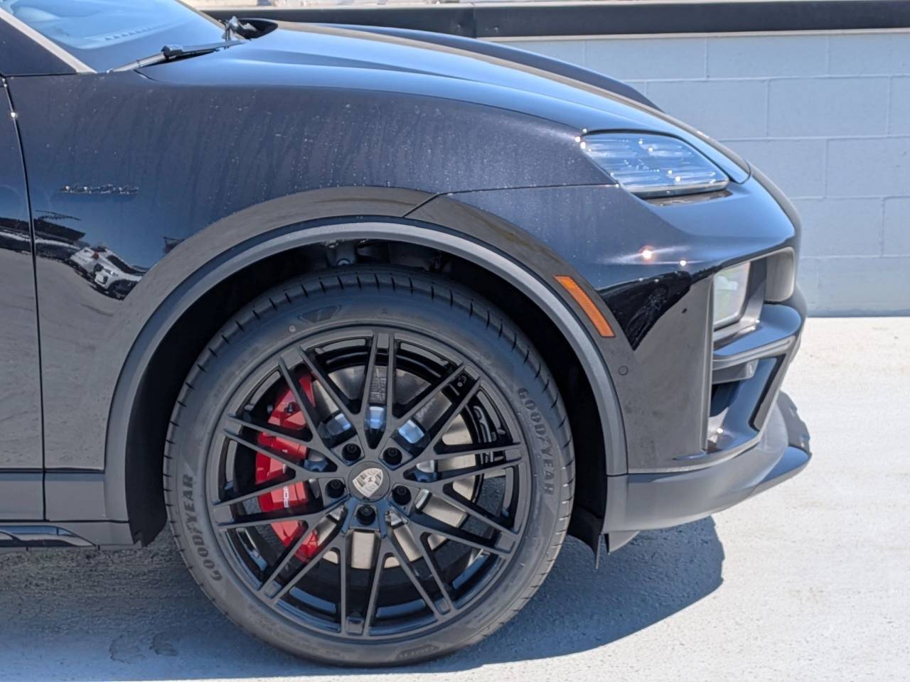 2025 Porsche Macan Electric Turbo photo 8