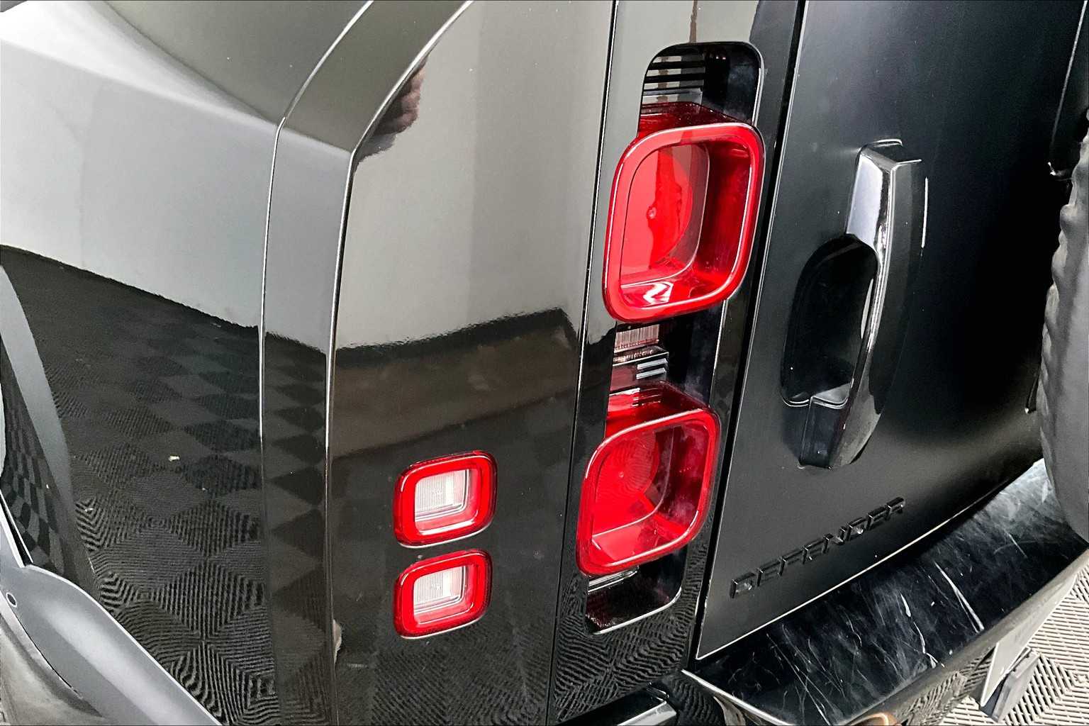 2023 Land Rover Defender SE photo 24