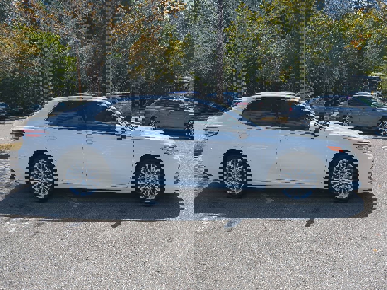 2018 Toyota Camry SE XLE photo 4