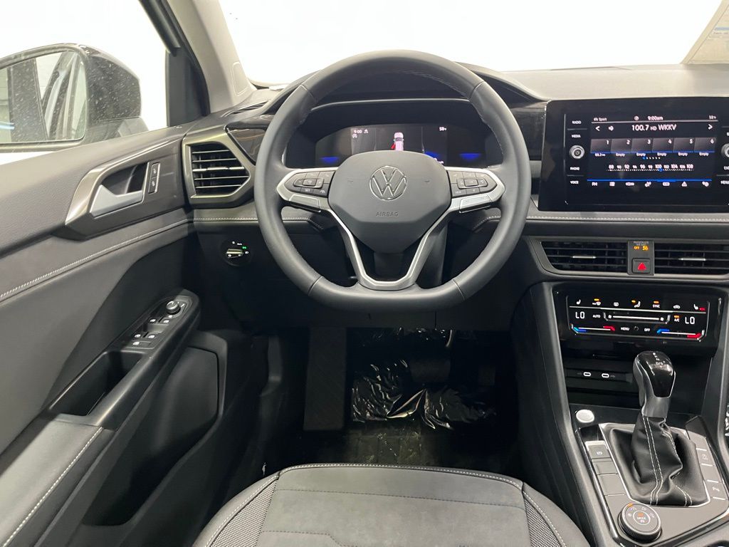 2025 Volkswagen Taos SE photo 17