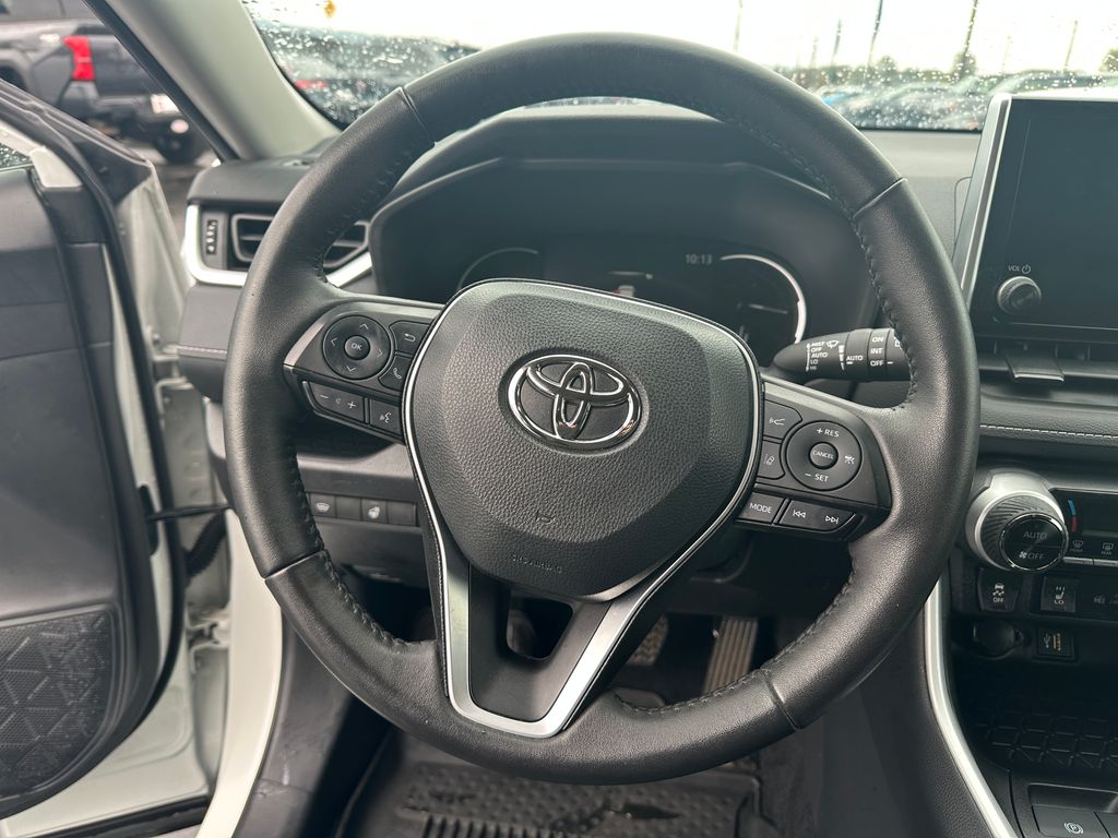 2024 Toyota RAV4 XLE photo 18