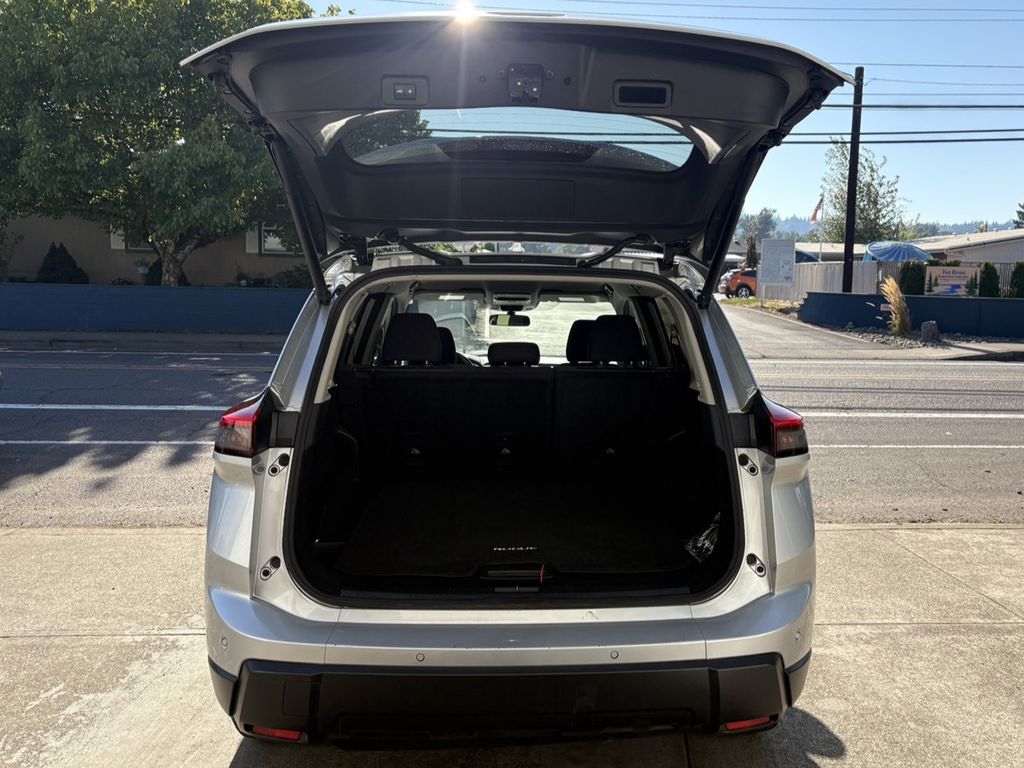 2024 Nissan Rogue SV photo 7