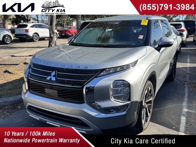 2023 Mitsubishi Outlander SE's photo