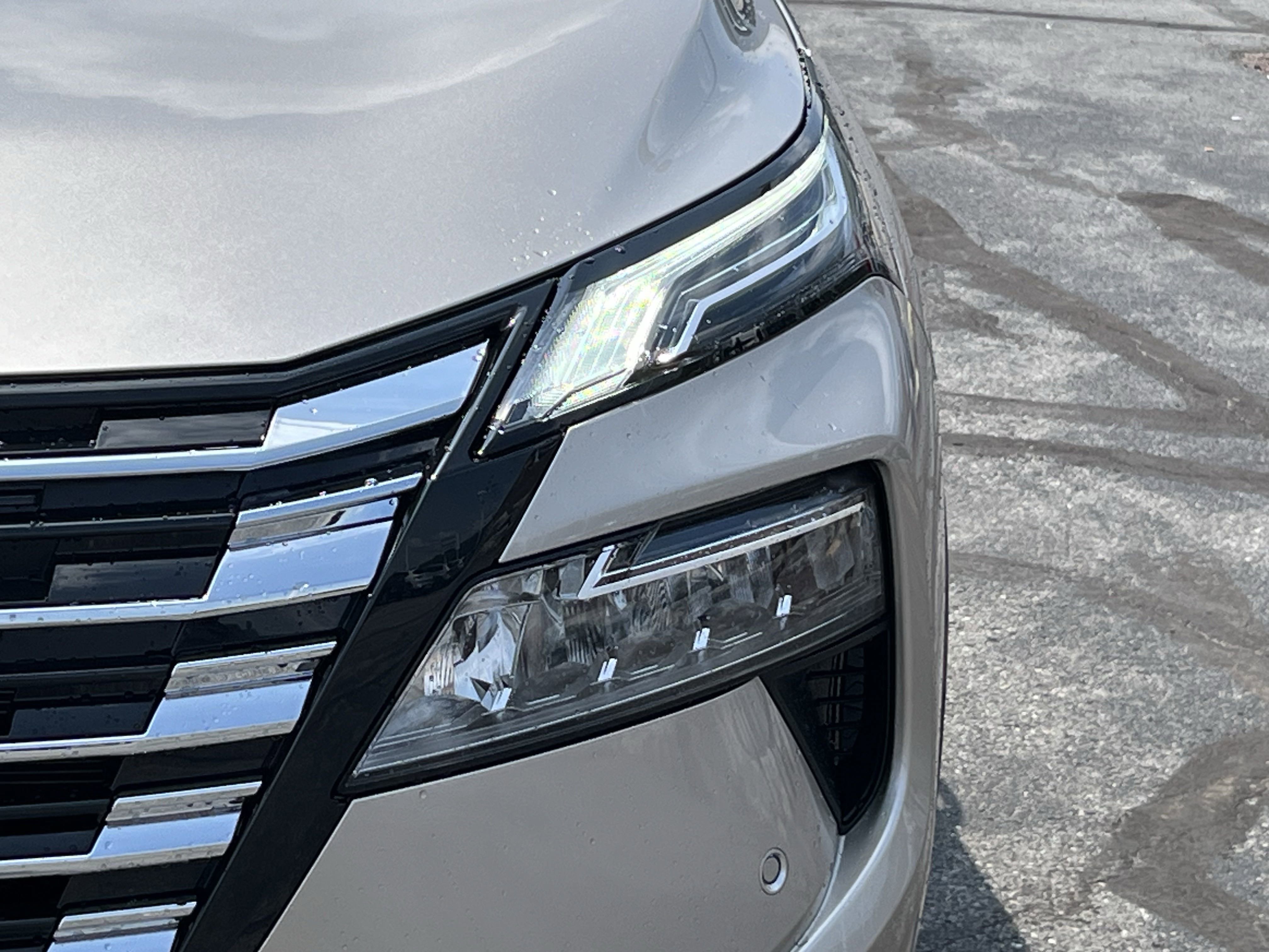 2025 Nissan Rogue Platinum photo 2