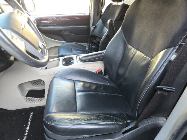2015 Chrysler Town & Country Limited photo 12
