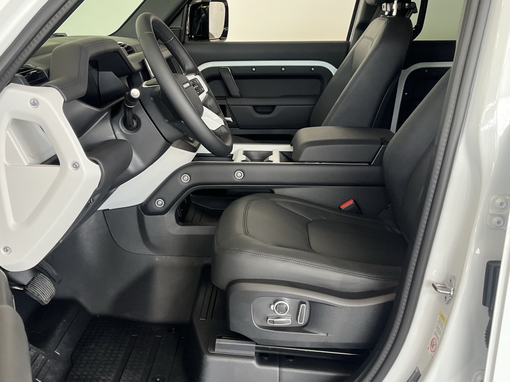 2025 Land Rover Defender 130 X-Dynamic SE photo 17