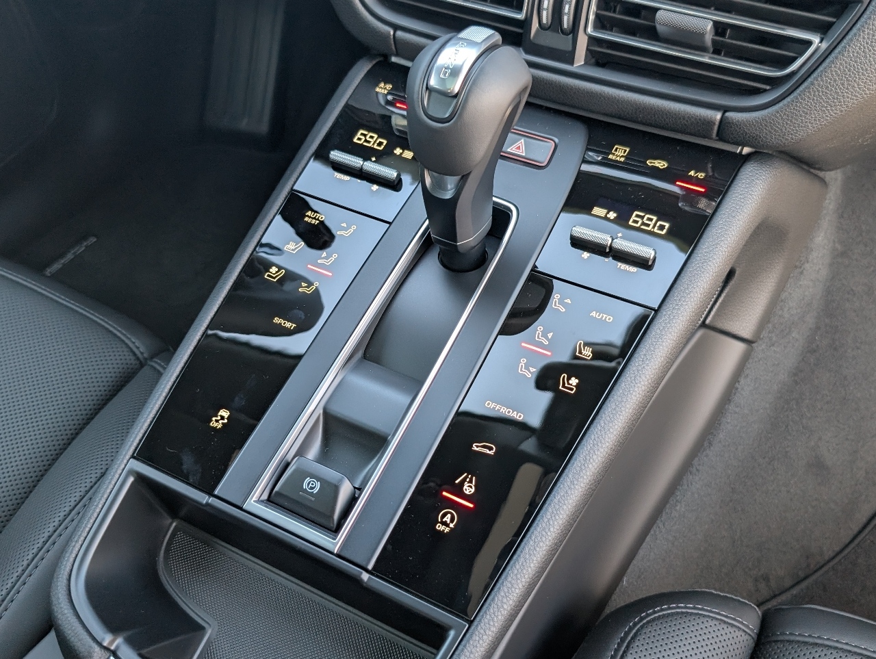 2026 Porsche Macan T photo 15
