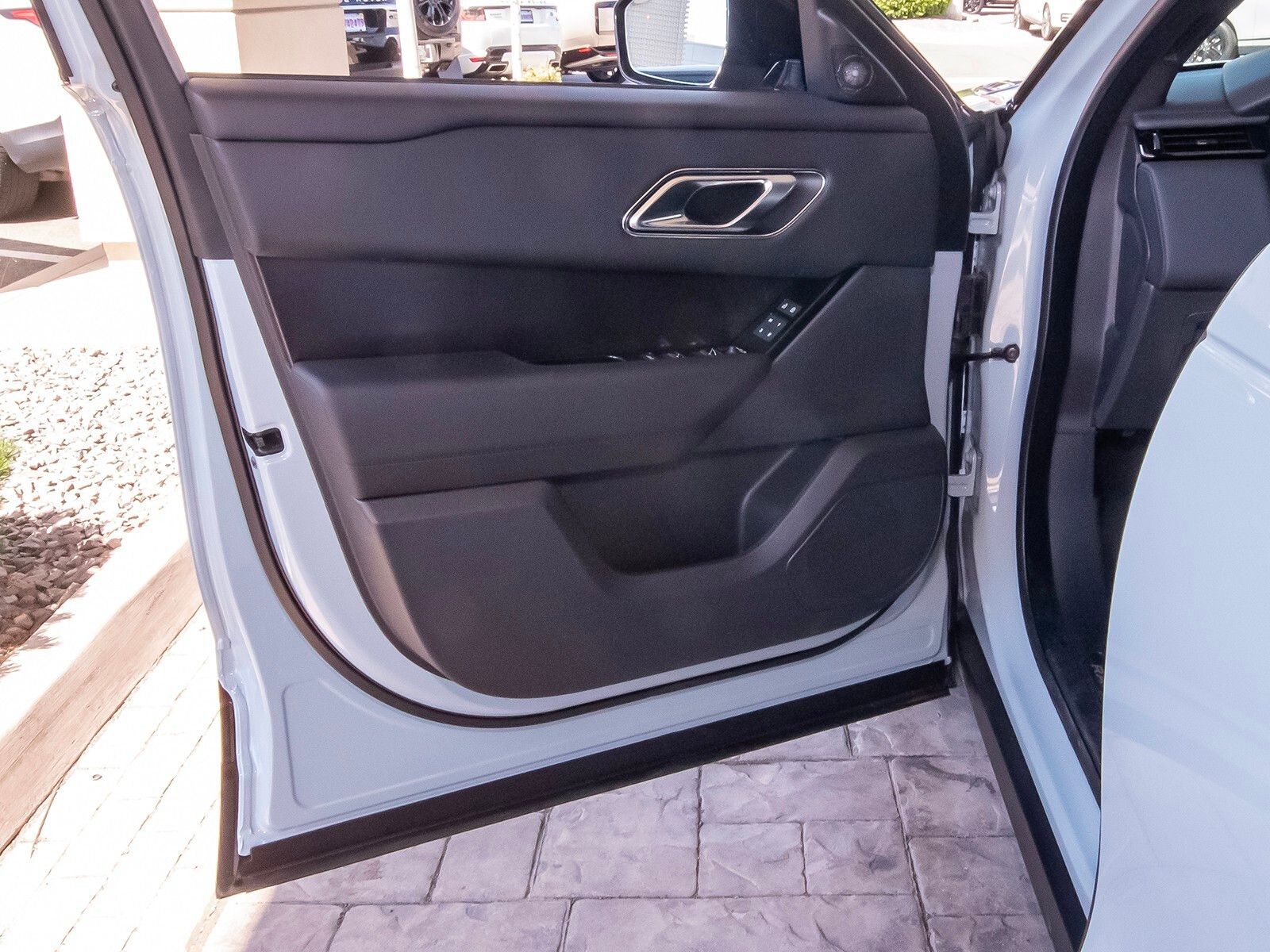 2026 Land Rover Range Rover Velar SE photo 31