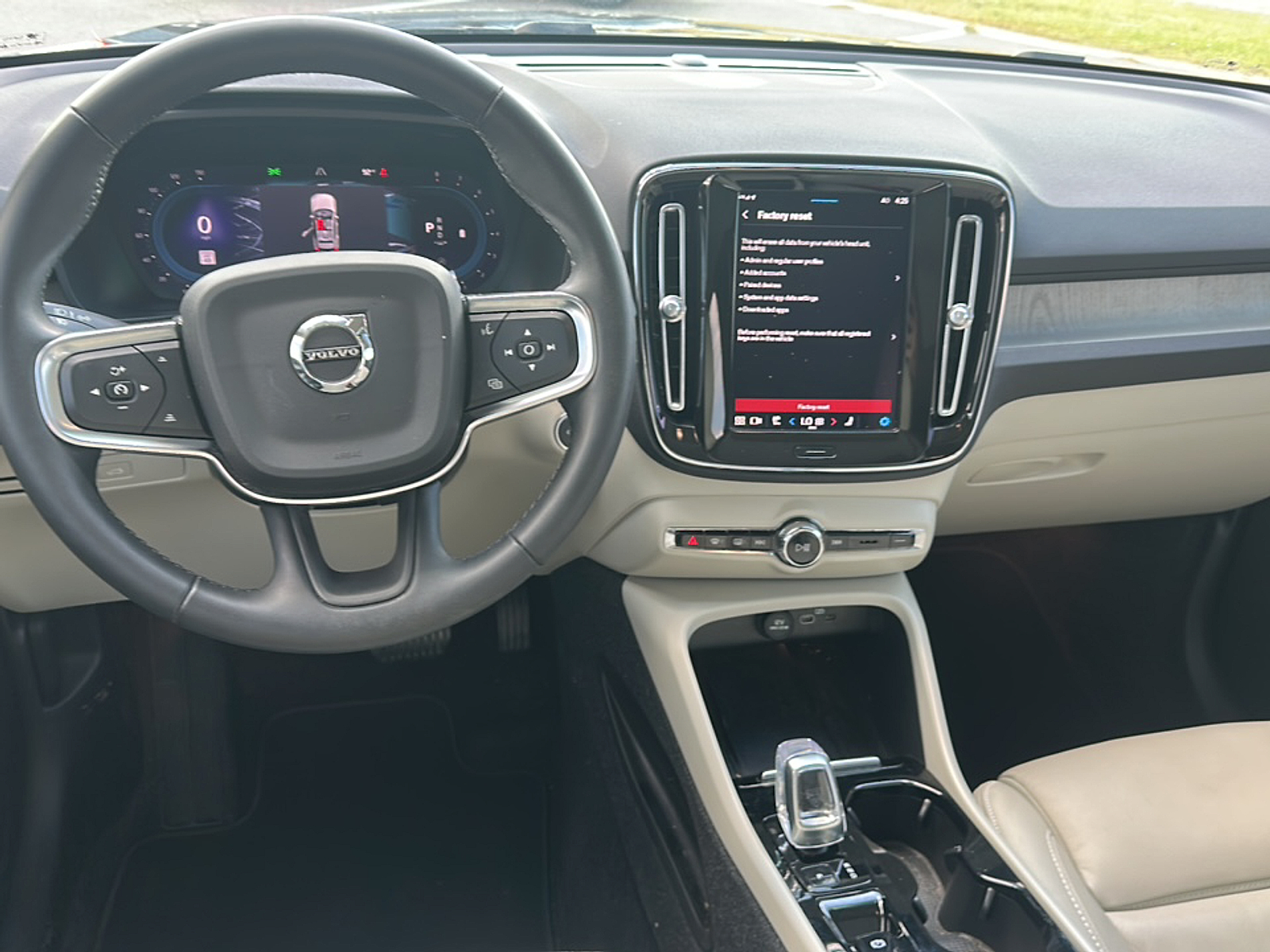 2023 Volvo XC40 Plus photo 9