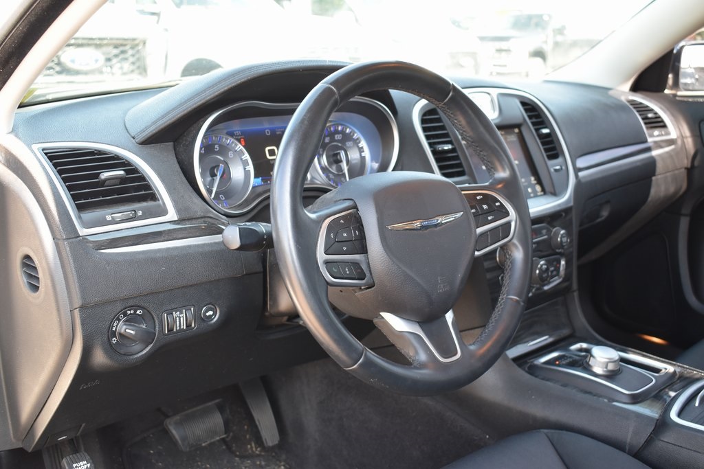 2018 Chrysler 300 Touring photo 10