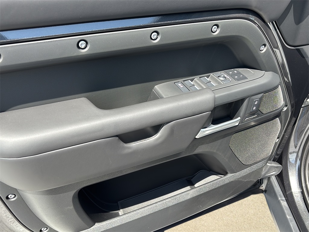 2025 Land Rover Defender 110 S photo 18