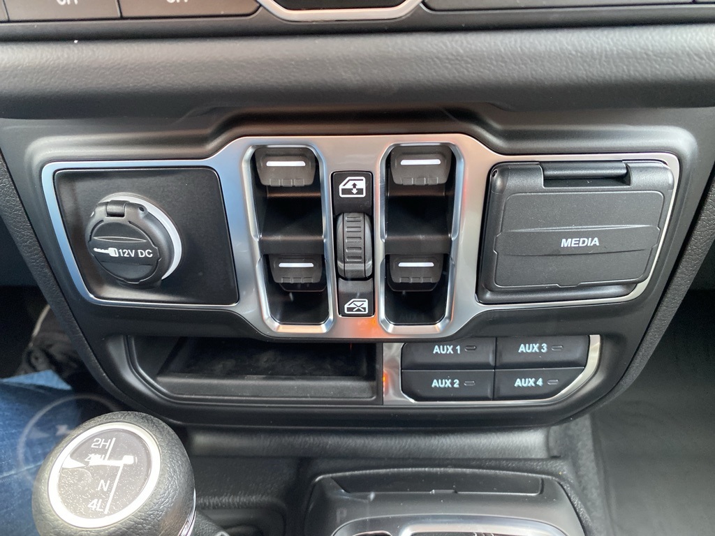 2025 Jeep Wrangler Sahara photo 23