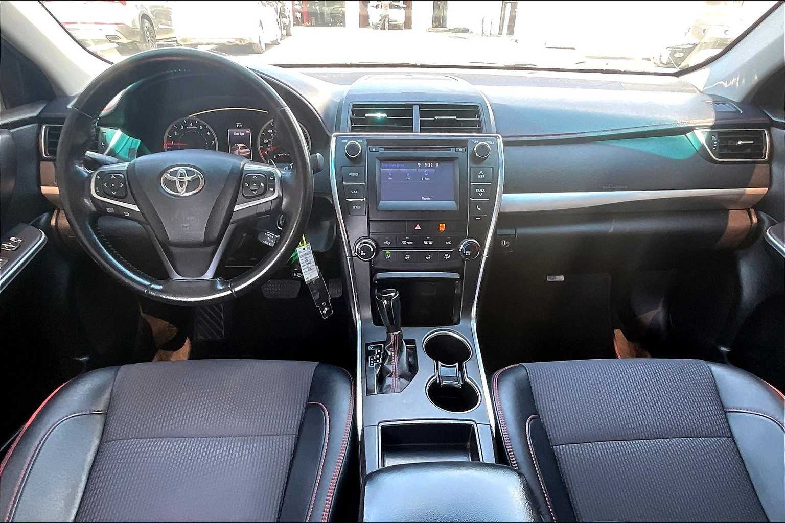 2016 Toyota Camry SE photo 14