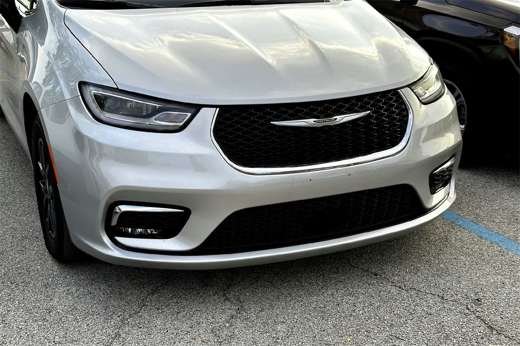 2024 Chrysler Pacifica Touring L photo 2
