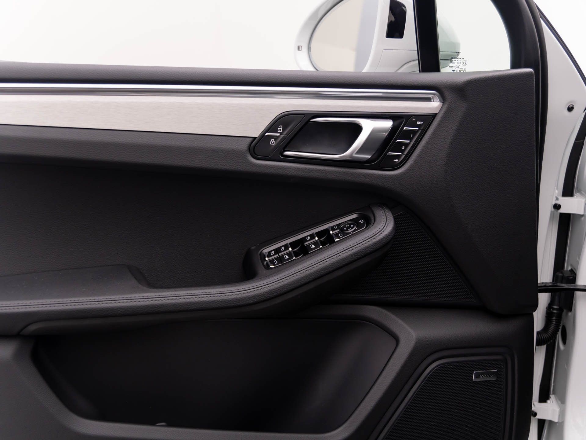 2025 Porsche Macan photo 14