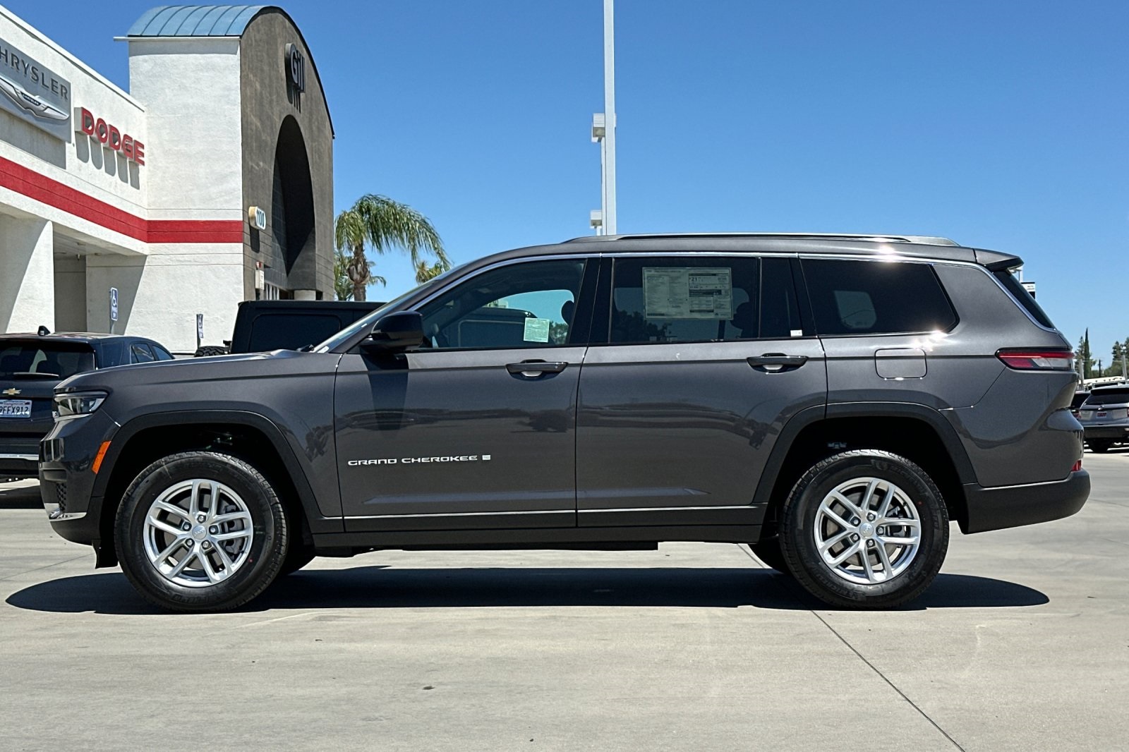 2025 Jeep Grand Cherokee Laredo photo 3