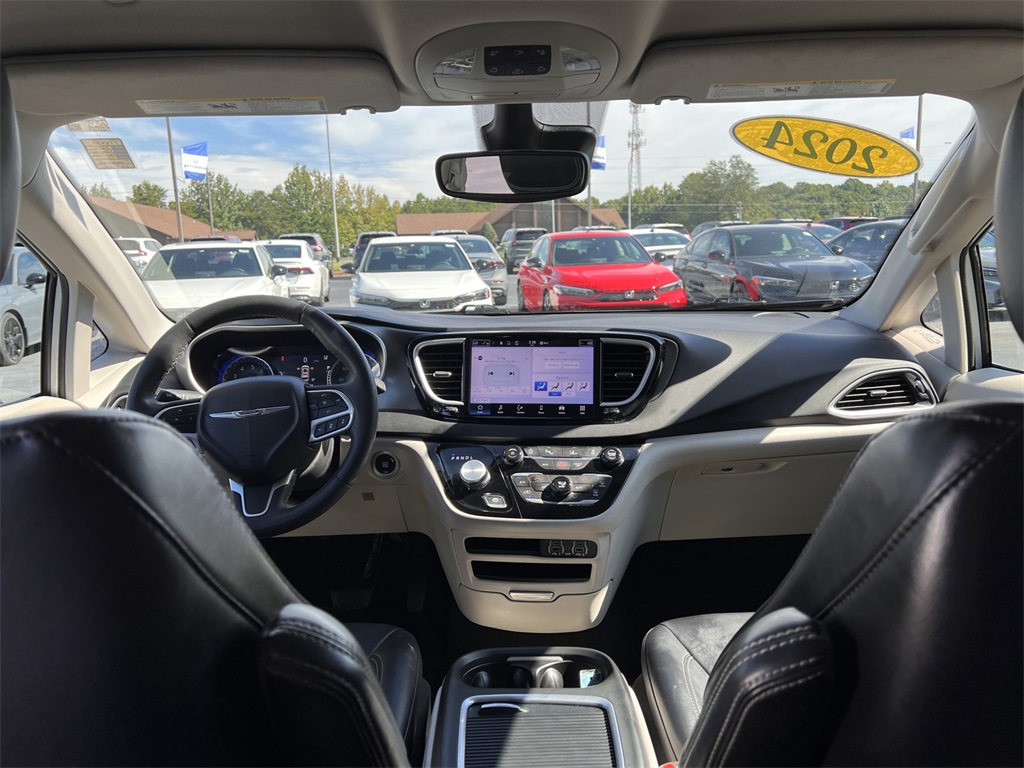 2024 Chrysler Pacifica Touring L photo 29