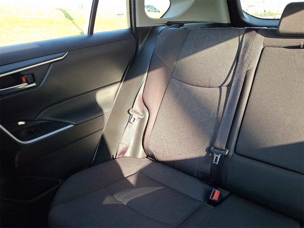 2019 Toyota RAV4 Hybrid XLE photo 17