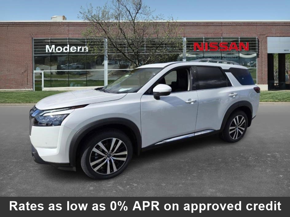2025 Nissan Pathfinder Platinum's photo