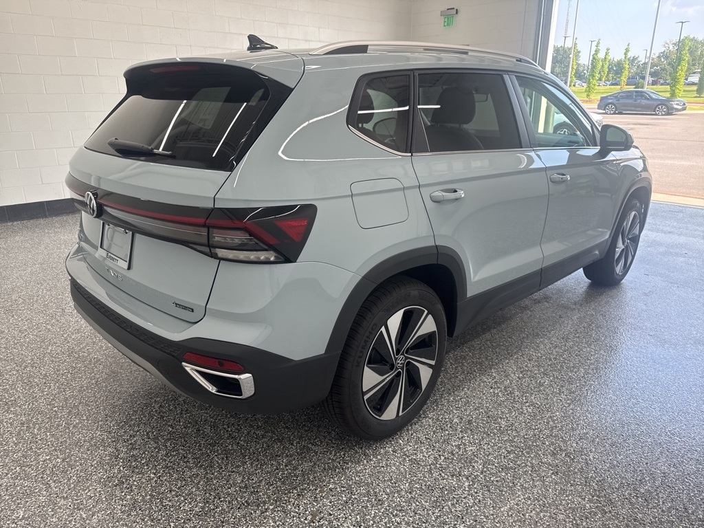 2025 Volkswagen Taos SE photo 4