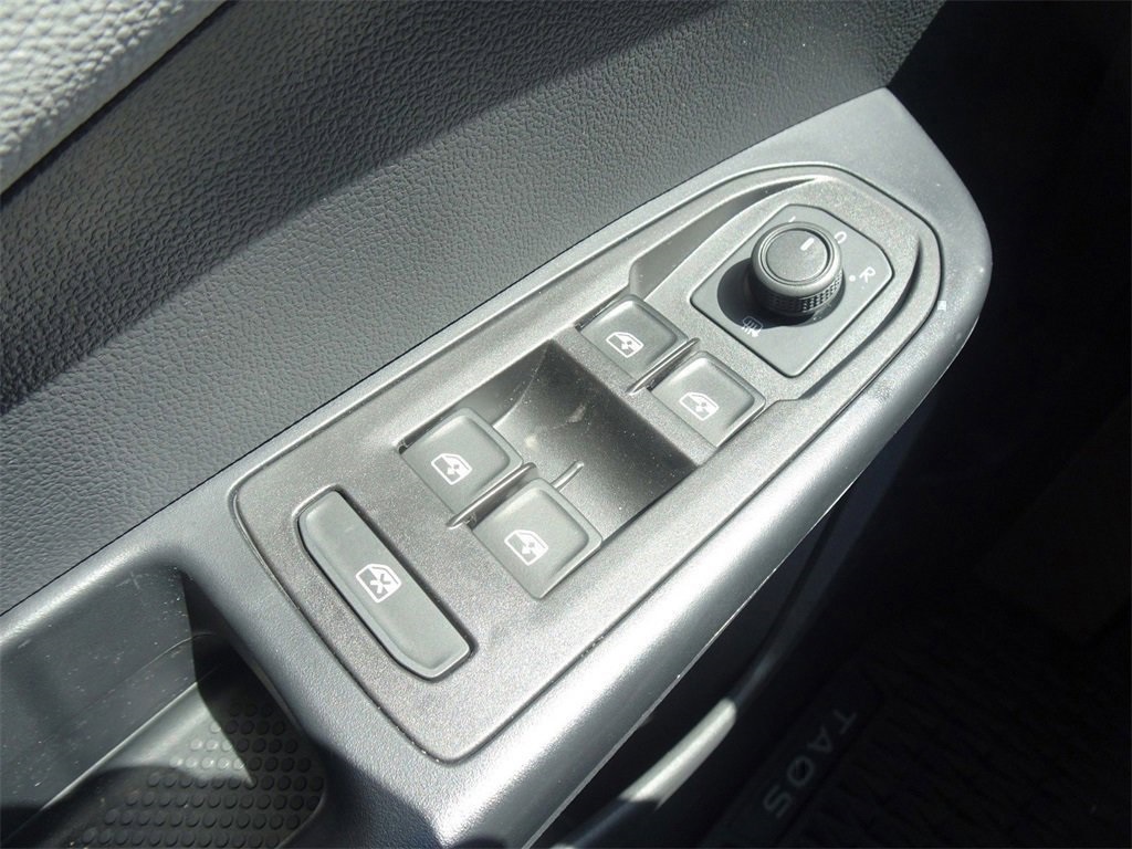 2024 Volkswagen Taos SE photo 18