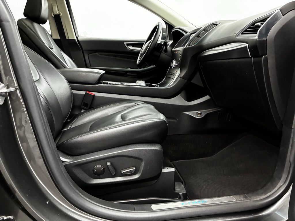 2020 Ford Edge Titanium photo 29
